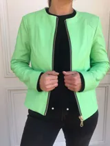 Chaqueta entallada de cuero ovino color verde lima, con forrería de algodón y cierre frontal con cremallera metálica.
