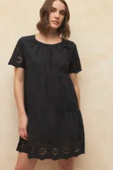 Vestido corto blanco con bordado calado y corte evasé.