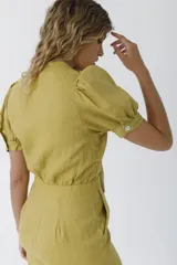 Mono largo color celeste, de lino, con escote en V, mangas cortas abullonadas y lazo en la cintura.