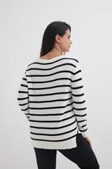 Sweater de punto negro con rayas horizontales blancas y escote en V.