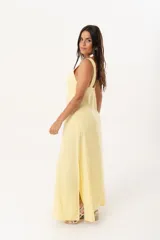 Vestido largo amarillo pastel con escote en V y corte imperio.
