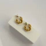 Aros tipo argolla de acero quirúrgico hipoalergénico con baño en oro de 18K.