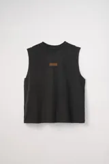 Musculosa sin mangas color negro, con cuello redondo y corte recto. Presenta un pequeño estampado frontal con el texto "CHASER" en dos líneas apiladas, en color naranja quemado.
