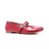Zapato de cuero rojo charol, con punta cuadrada, tira sobre el empeine con hebilla metálica y taco bajo.