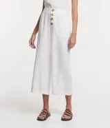 Pantalón blanco acampanado de viscosa con cintura mediana, cierre con botones y bolsillos laterales.