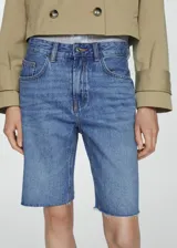 Short de jean celeste con lavado claro, tiro alto y corte a la rodilla.