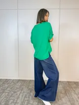 Blusa verde oliva de viscosa, con escote en V y mangas cortas.