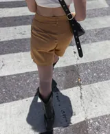 Short color camel de lino con tiro alto.