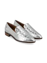 Mocasín plateado con estampado de cocodrilo, de cuero, con terminación en punta y remache metálico con logo de marca.