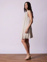 Vestido de lino color beige, marca Dash, con escote redondo, botones en el centro y forro interno.
