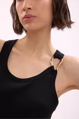 Remera negra de algodón con cuello redondo y sisas amplias.