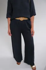 Pantalón de lino azul marino, de corte recto y tiro medio. Incluye cinturón de soga color beige.