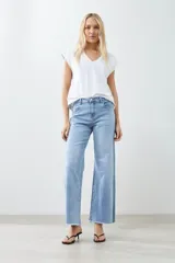 Pantalón de jean celeste de corte ancho con terminación desflecada.