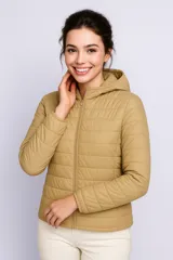 Campera color arena de nylon acolchada, con capucha y cierre frontal.