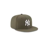 Gorra verde oliva de la MLB, modelo 5950, con logo de los New York Yankees bordado en blanco.