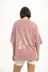 Remera marrón de corte holgado con estampado de una flor en el pecho.