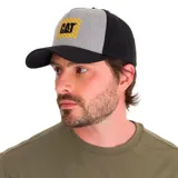 Gorro de camionero gris con visera y parte trasera de rejilla negra. Logotipo de Caterpillar bordado en la parte delantera.