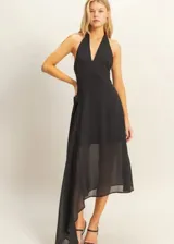 Vestido negro de largo midi, con escote halter y falda asimétrica con caída fluida.