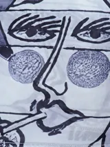 Top de microtul con cuello alto y mangas largas, estampado abstracto en escala de grises.