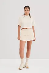 Minifalda color crema con short interno y tres volados horizontales.
