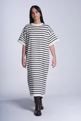 Vestido blanco con rayas horizontales negras, corte recto y mangas cortas.