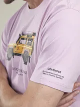 Remera de algodón color lila con estampa de un camión amarillo y texto "Benson & Thomas Creative Archive".