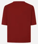 Blusa de manga corta color rojo oscuro (terracota/vino) con escote en V y detalle de pliegues verticales en el centro del frente.