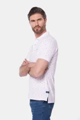 Remera tipo polo blanca estampada con mini print en todo el cuerpo, con botones personalizados y logo en el pecho.