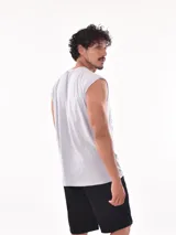 Musculosa gris con estampado de auto clásico y texto en negro.