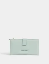 Billetera tipo fichero de cuerina color verde agua, con sistema de apertura con broche a presión y cierre superior con cremallera.