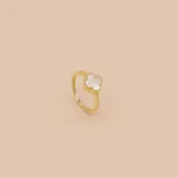 Anillo dorado con forma de trébol de cuatro hojas con incrustaciones de nácar.