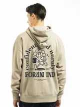 Canguro beige de corte oversize con capucha y bolsillo tipo canguro. Presenta un estampado pequeño en el pecho con un personaje de flor y la inscripción "FORUM IND".