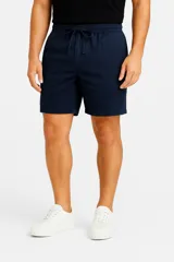 Bermuda verde militar de algodón, con cintura elástica ajustable con cordón.