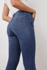 Jean skinny azul, con tiro alto y corte ajustado.