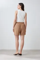 Short color tostado de lino con pinzas, tiro alto y bolsillos laterales.