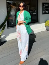 Blazer verde esmeralda de lino, con solapas de muesca, cierre frontal con dos botones y bolsillos laterales con solapa.