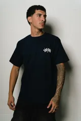 Remera azul marino de corte regular fit, confeccionada en jersey de algodón. Estampa frontal pequeña y estampa grande en la espalda con el logo de la marca en color blanco.