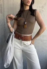 Musculosa verde de algodón con cuello redondo y sisas amplias.