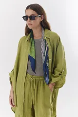 Camisa color beige de lino, de corte amplio, con cuello clásico y mangas 3/4.