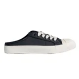 Zapatilla urbana negra con cordones blancos y suela blanca.