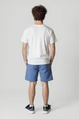 Short de algodón color azul con bolsillos laterales y cintura elástica ajustable con cordón.