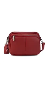 Bandolera negra de cuero sintético con doble bolsillo principal, un bolsillo frontal y trasero. Incluye correa ajustable.