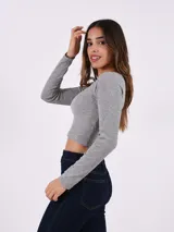 Remera manga larga gris con escote redondo.