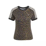 Remera Adidas con estampado animal print de leopardo en tonos marrones y negros, con cuello y mangas con ribete negro. Presenta las tres rayas blancas características de la marca en los hombros y logo bordado en el pecho.