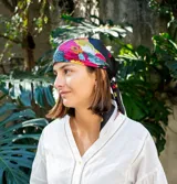 Pañuelo de seda estampado con diseño abstracto multicolor.