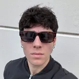 Lentes de sol cuadrados unisex, con montura carey y lentes negros polarizados.