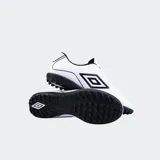 Championes de fútbol Umbro Classico III, color blanco con detalles en negro.