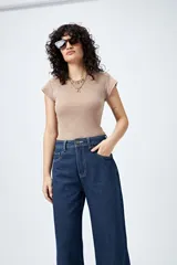 Pantalón de jean azul oscuro, de corte ancho y tiro medio.