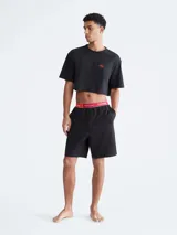 Short de pijama negro Calvin Klein Pride, con cintura elástica roja con logo "This is Love" y "Calvin Klein".