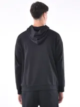 Hoodie gris claro de corte holgado, con capucha y bolsillo tipo canguro. Confeccionado en algodón.